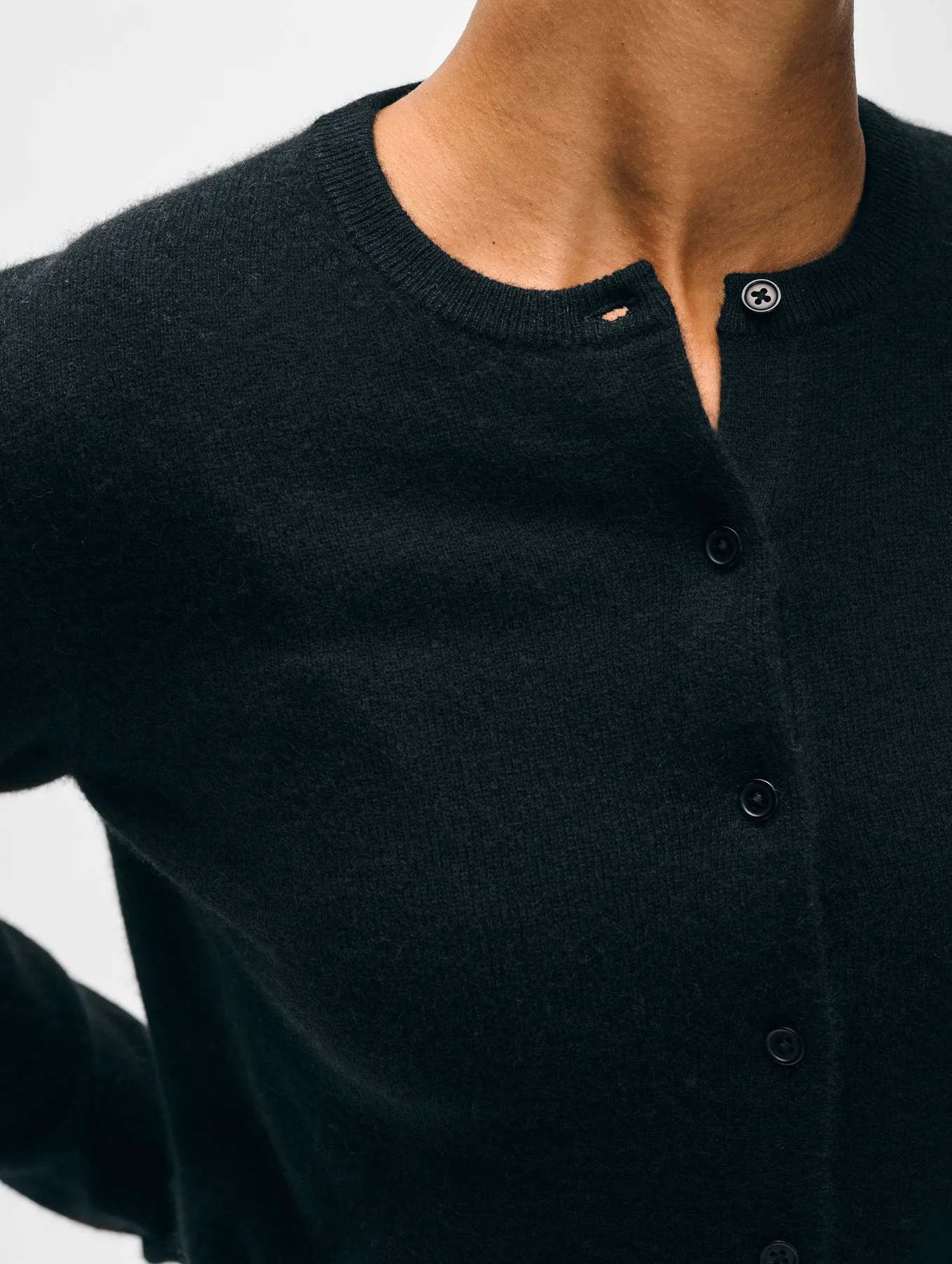 CASHMERE CREWNECK CARDIGAN IN BLACK